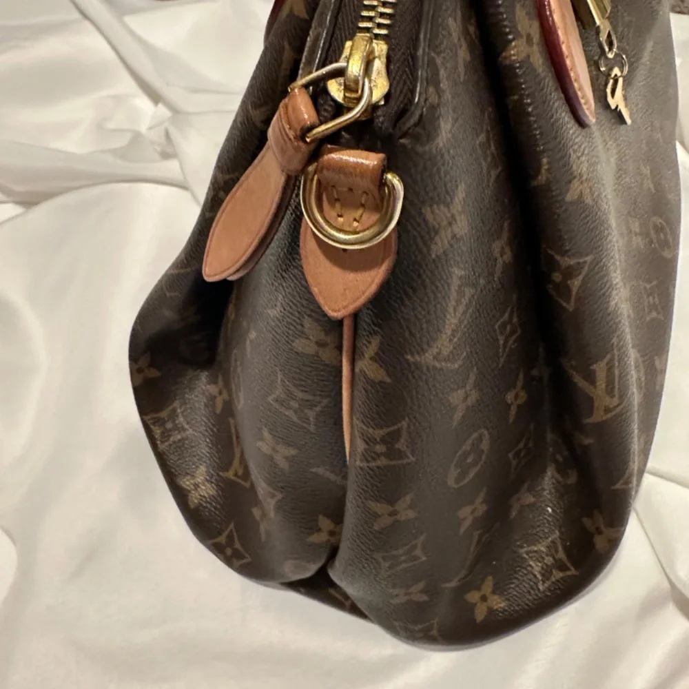 Louis Vuitton Rivoli MM - Picture 4 of 13